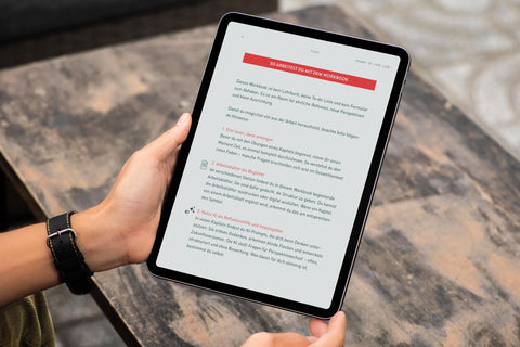 Person hält Tablet mit dem Workbook Prompt up your Life – digitale Anleitung für Selbstreflexion, Zukunft entwerfen und Arbeiten mit KI-gestützten Impulsen.