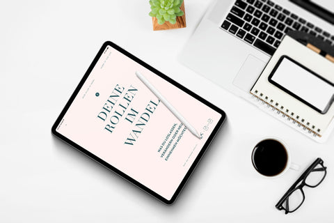 Kapitel Deine Rollen im Wandel aus dem Workbook Prompt up your Life auf dem Tablet – digitale Selbstreflexion und Zukunftsgestaltung im modernen Arbeitsplatz-Setting.