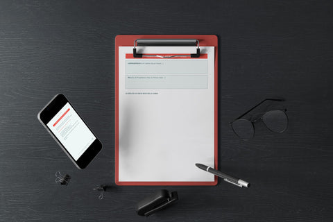 Arbeitsblatt aus dem Workbook Prompt up your Life auf Klemmbrett mit Smartphone – Übungen für Selbstreflexion, Rollenarbeit und Zukunftsgestaltung.